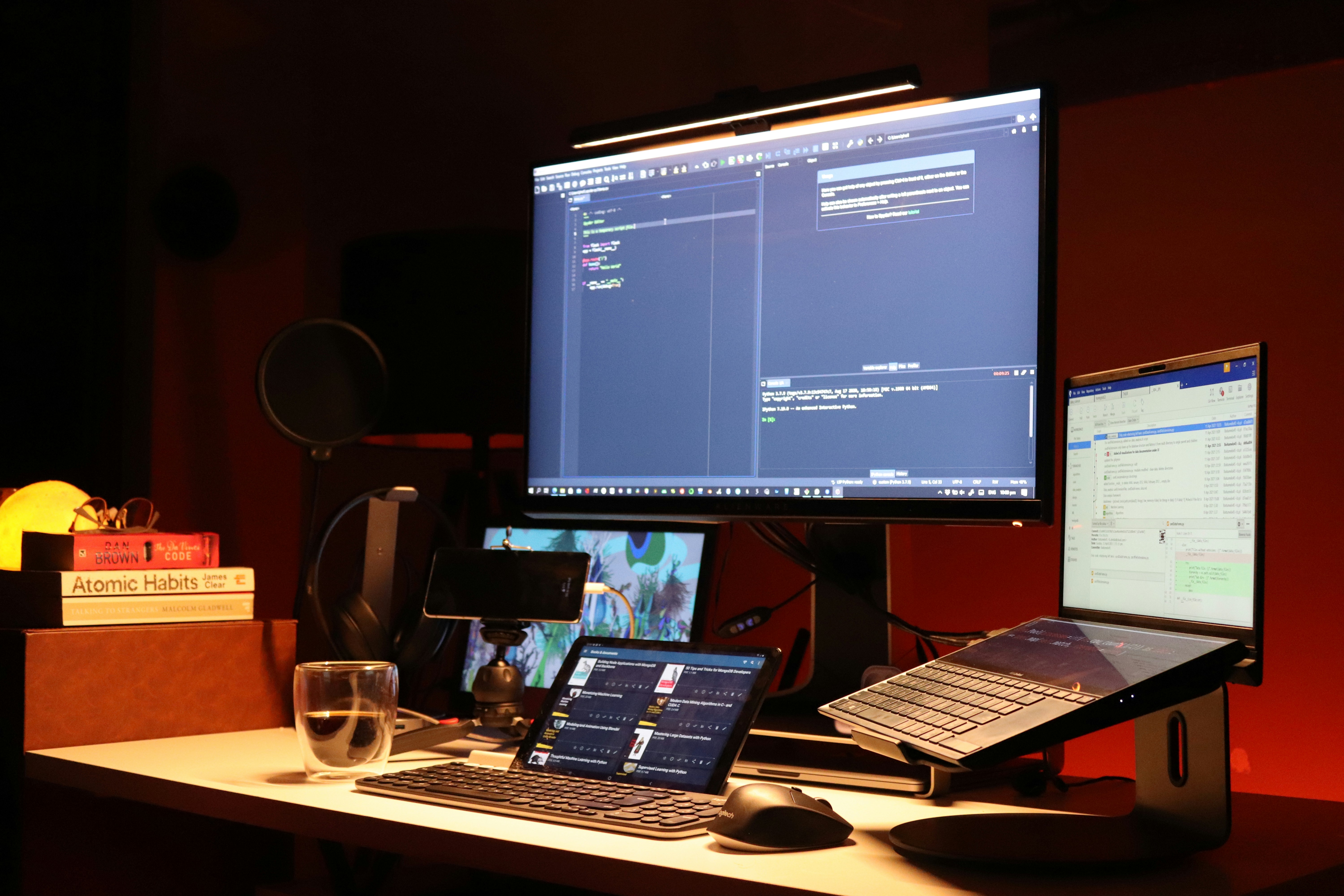 Engineer werkt aan berekeningen